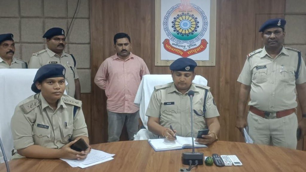 सूरजपुर : चालान के 17 लाख की हेराफेरी मामले में आरक्षक गिरफ्तार…