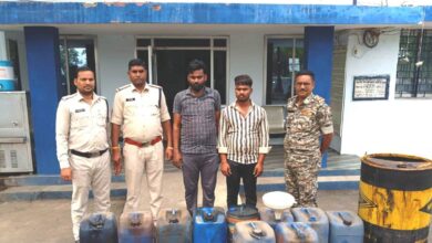 ढाबा पर डीजल का अवैध भंडारण कर बिक्री की सूचना पर खरसिया पुलिस की रेड 390 लीटर अवैध डीजल जप्त
