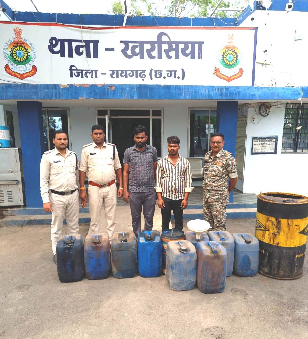 ढाबा पर डीजल का अवैध भंडारण कर बिक्री की सूचना पर खरसिया पुलिस की रेड 390 लीटर अवैध डीजल जप्त