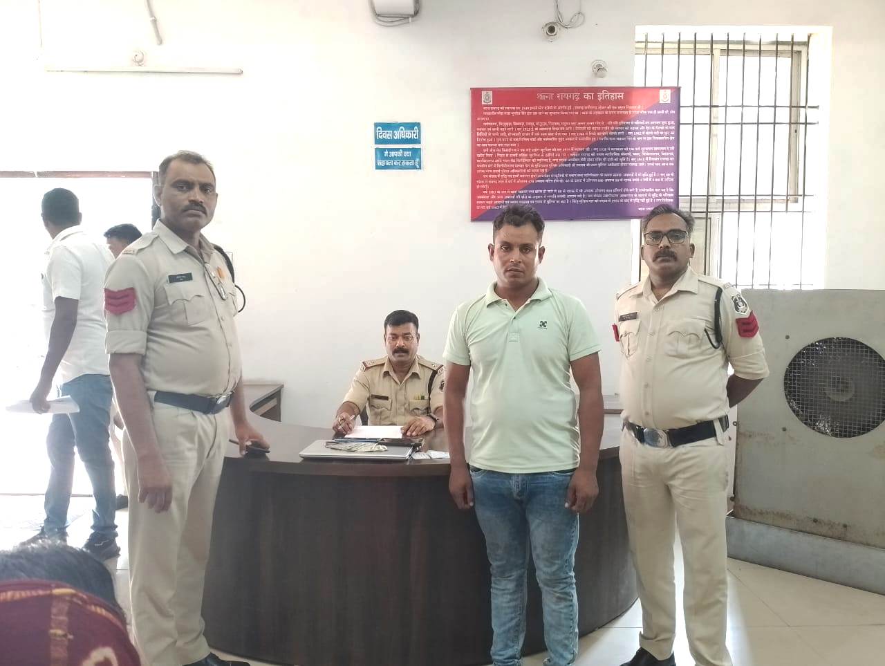 रायगढ़ : आफिस से लैपटॉप, मोटर सायकल चोरी कर फरार हुए आरोपी सिक्योरिटी गार्ड को कोतवाली पुलिस ने बिलासपुर में धर दबोचा…
