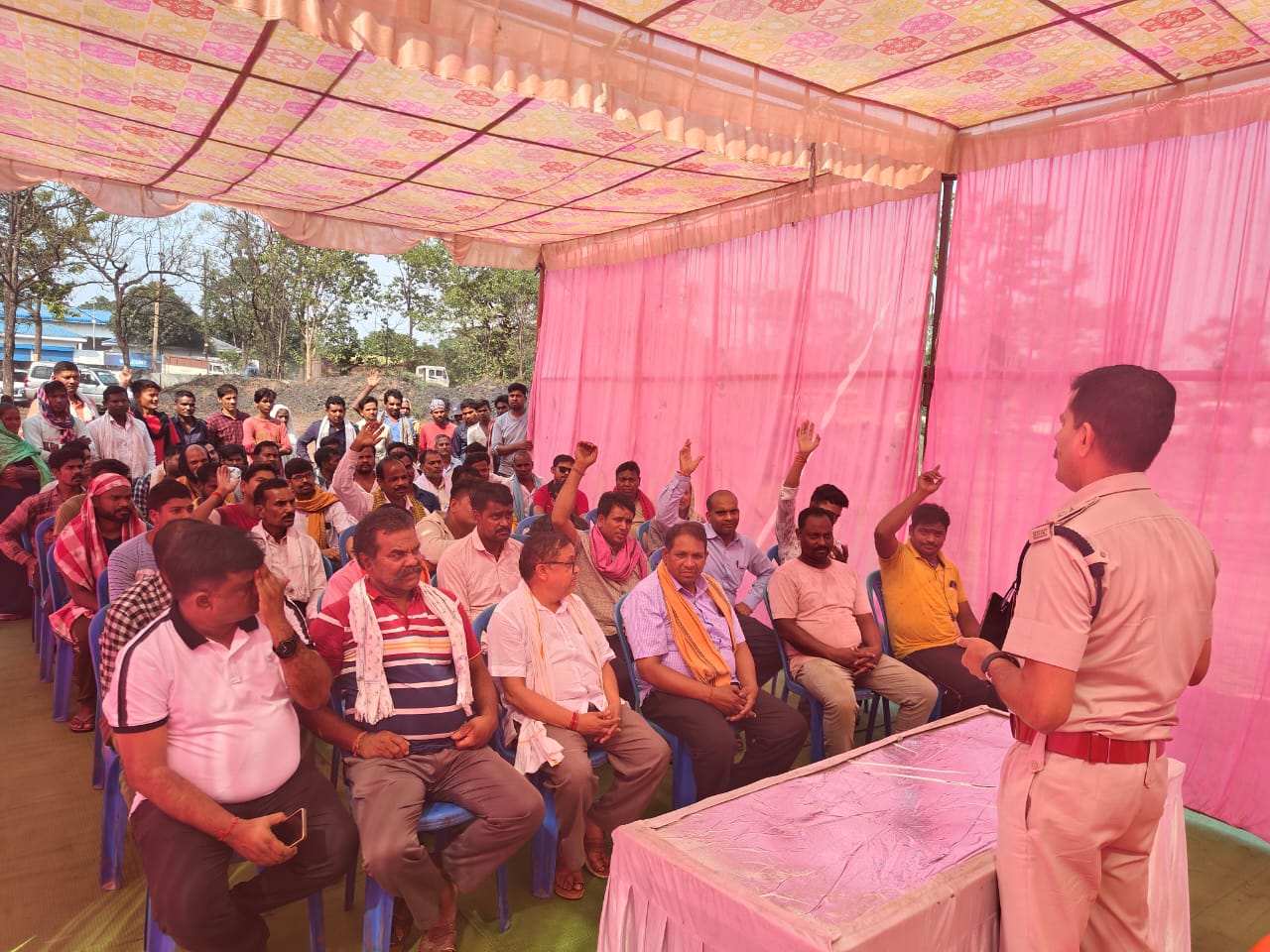 रायगढ़ : मालवाहक वाहनों के ड्राइवर और वाहन मालिक को हिदायत “सस्ती यात्रा पड़ सकती है महंगी, ग्रामीणों की जान जोखिम में ना डालें”…