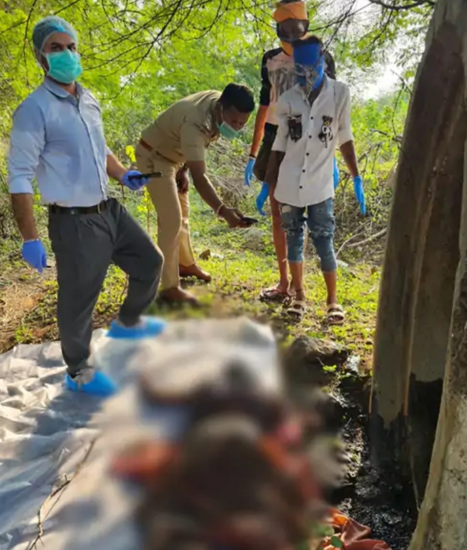 अर्धनग्न हालत में मिली शादीसुदा महिला की 3-4 दिन पुरानी लाशः हत्या कर सूनसान इलाके में फेंकने की आशंका… अर्धनग्न हालत में मिली शादीसुदा महिला की 3-4 दिन पुरानी लाशः हत्या कर सूनसान इलाके में फेंकने की आशंका…