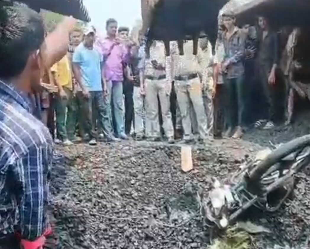 कोयला लोड तेज रफ्तार ट्रेलर बीच सड़क पलटने से मौके ओर मौजूद चार लोग कोयले के नीचे दबे… हालात गंभीर…