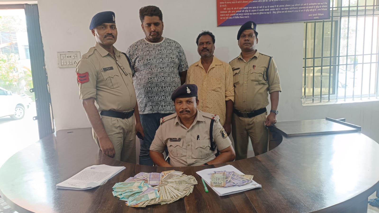 रायगढ़ : सटोरियों पर पुलिस की कार्रवाई, कोतवाली  और साइबर सेल की टीम ने रेड में सट्टा पट्टी लिखने वाले दो  व्यक्तियों को पकड़ा…