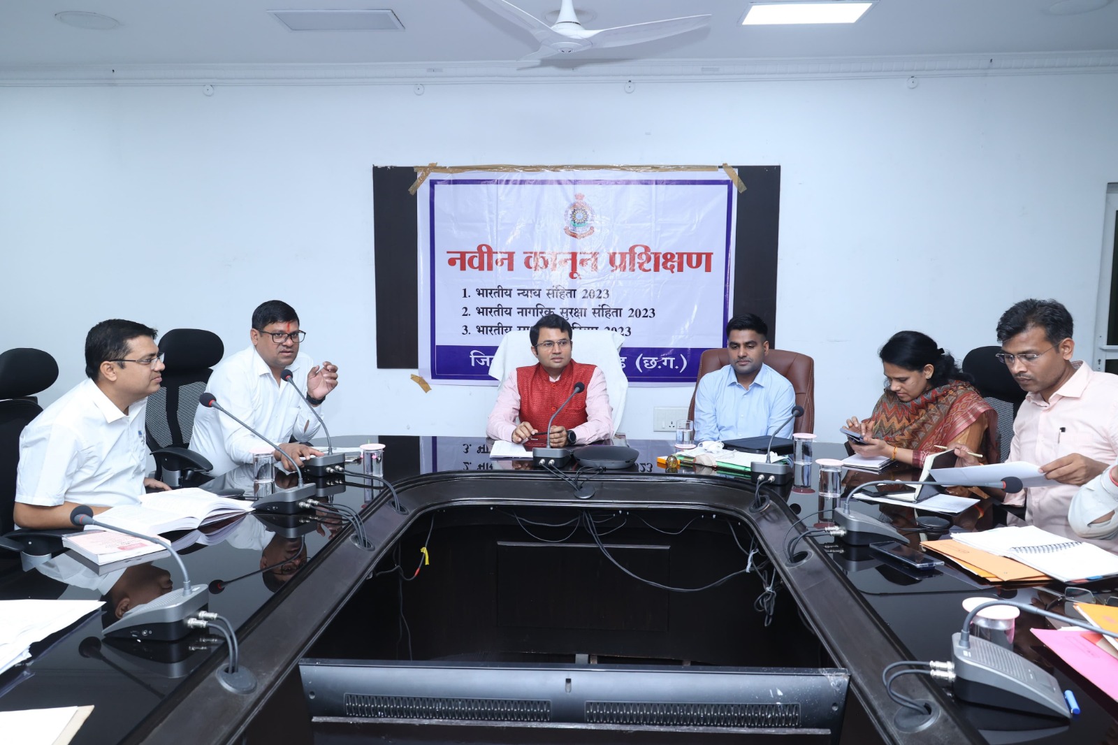 रायगढ़ : नए कानूनी प्रावधानों पर कलेक्ट्रेट में हुई कार्यशाला ; 01 जुलाई से लागू होने वाली नवीन संहिताओं के बारे में विस्तार से दी गई जानकारी…