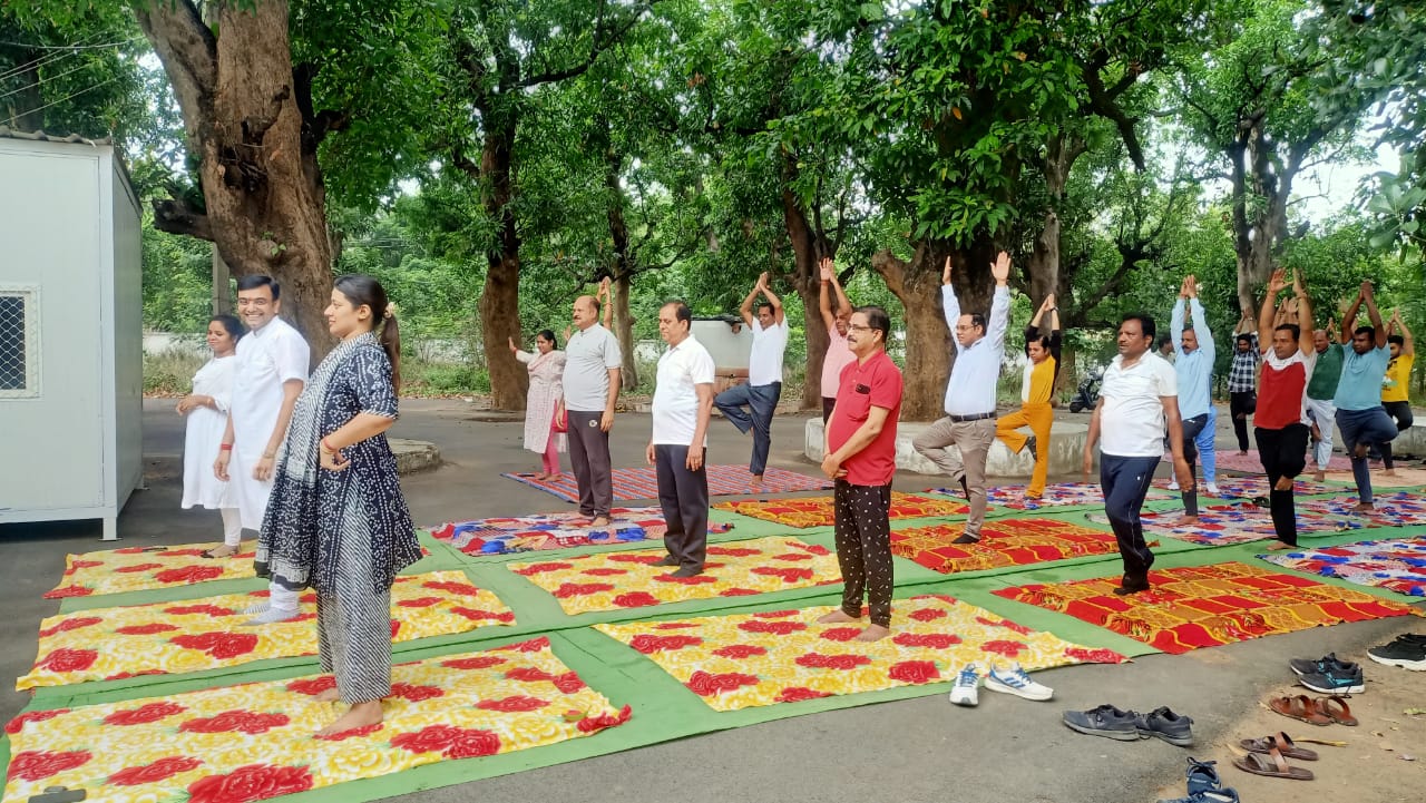 घरघोड़ा : अंतर्राष्ट्रीय योग दिवस के अवसर पर न्यायालय परिसर में योग दिवस का आयोजन…