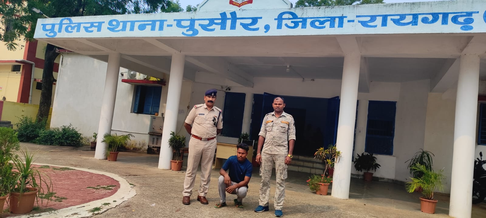 रायगढ़ : नाबालिग बालिका को भगा ले जाने वाला युवक गिरफ्तार, पुसौर पुलिस ने आरोपी को कोर्ट पेश कर भेजा जेल… रायगढ़ : नाबालिग बालिका को भगा ले जाने वाला युवक गिरफ्तार, पुसौर पुलिस ने आरोपी को कोर्ट पेश कर भेजा जेल…