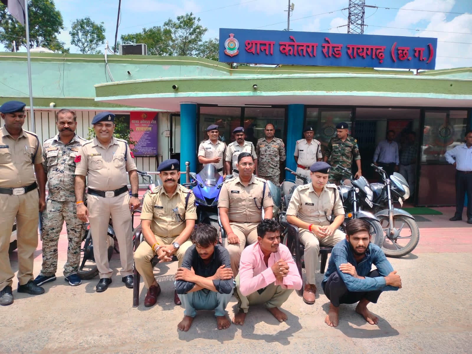 रायगढ़ : प्लांट में ठेकेदार के अधीन वेल्डर और फीटर के काम की आड में चुरा रहे थे शहर से बाइक ; शातिर चोर बाइक के लाॅक खोलने में माहिर, पुलिस को मिले हैं आरोपियों के अपराधिक रिकॉर्ड…