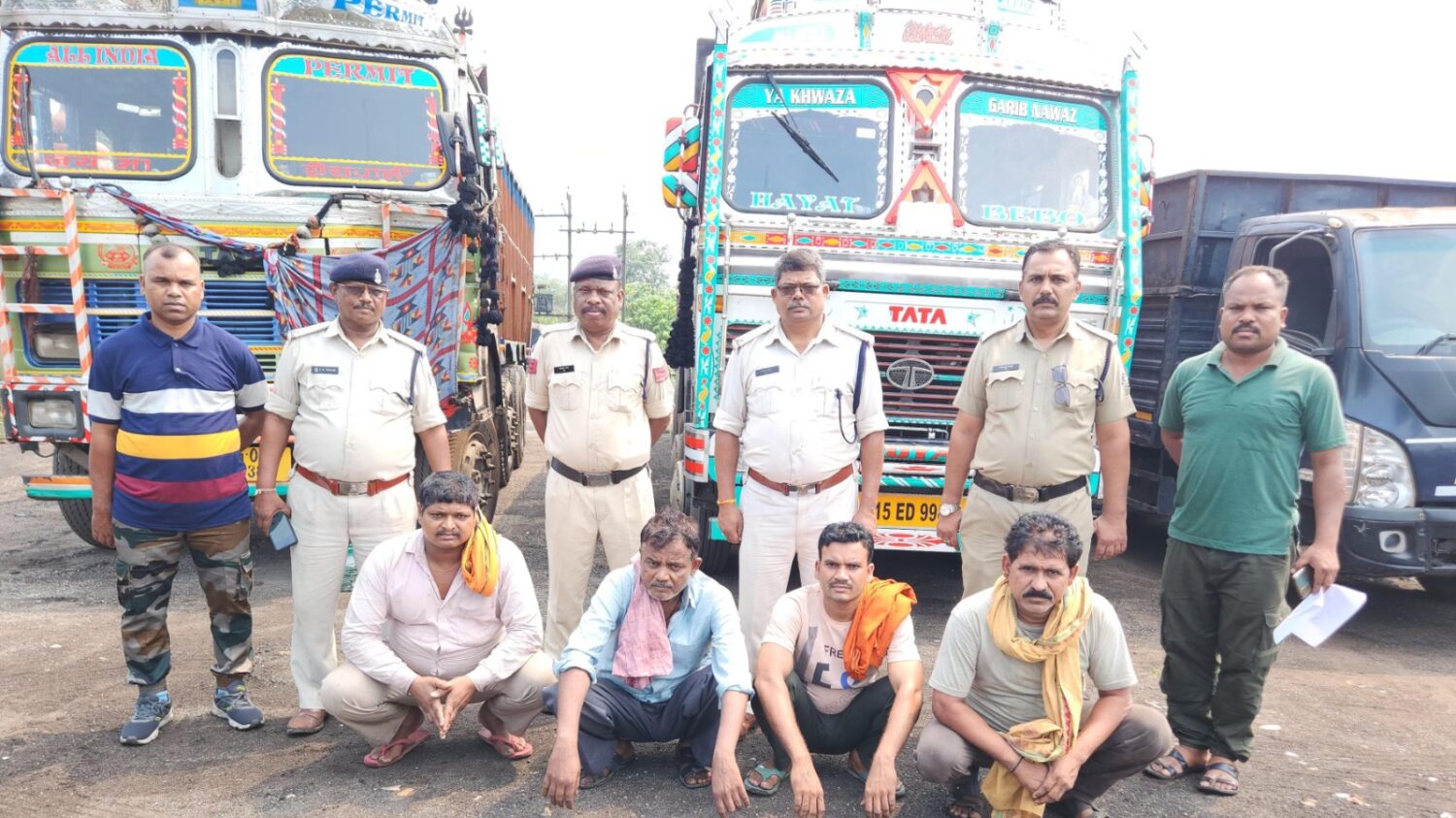 02 ट्रक और 02 माजदा वाहन में लोड 43 टन अवैध कबाड़ जप्त, चारों वाहन चालक पर पूंजीपथरा पुलिस की ताबड़तोड़ कार्रवाई…