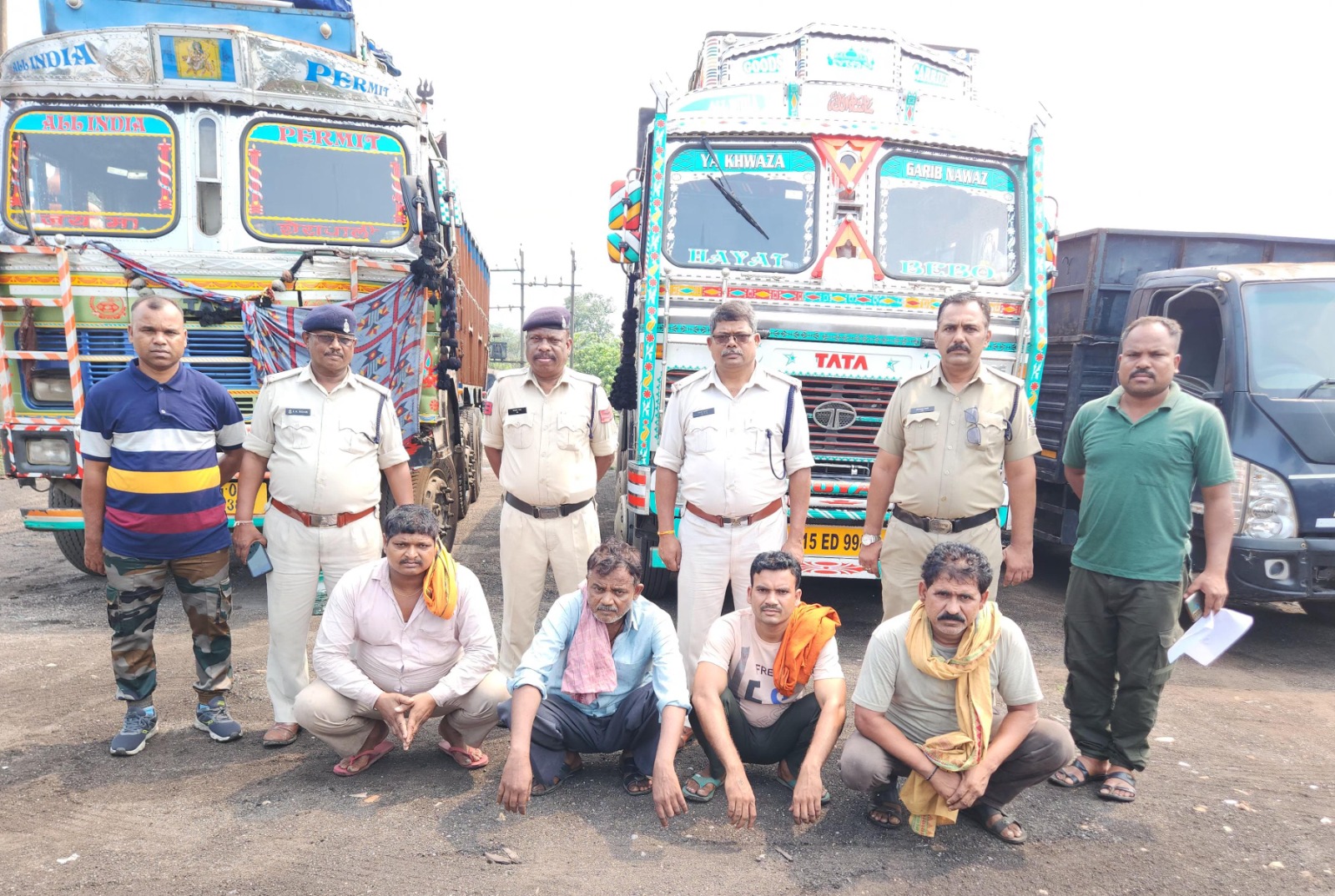 02 ट्रक और 02 माजदा वाहन में लोड 43 टन अवैध कबाड़ जप्त, चारों वाहन चालक पर पूंजीपथरा पुलिस की ताबड़तोड़ कार्रवाई…