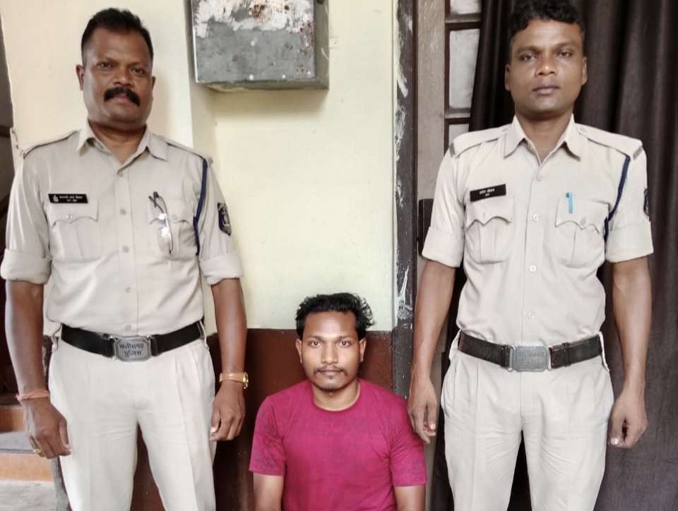 रायगढ़ : फरार होने की फिराक में रेलवे-स्टेशन के बाहर छिप रहे दुष्कर्म के आरोपी को कोतवाली पुलिस ने किया गिरफ्तार