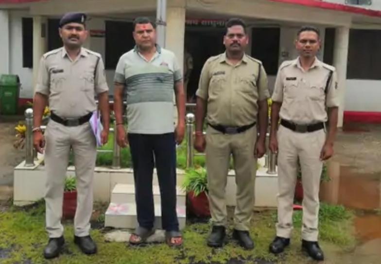 जशपुर : नाबालिक को अधेड़ होटल संचालक मनोज गुप्ता ने पहले काम पर रखा फिर किया रेप ; अब गिरफ्तार…