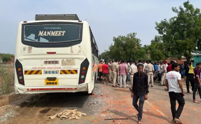 जांजगीर-चाम्पा : सड़क हादसे में पति-पत्नी समेत तीन की मौत: दो बच्चों की हालत गंभीर, दो बाइकों में टक्कर के बाद कार और बस ने कुचला…