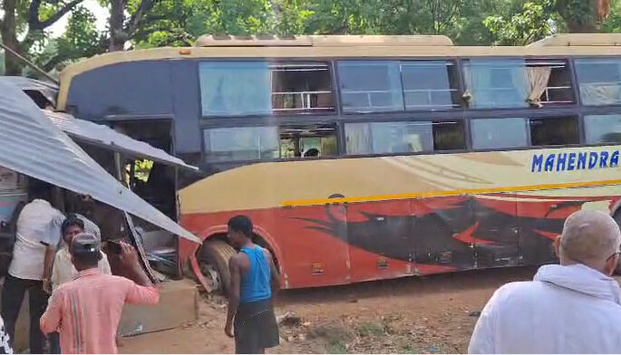 यात्री बस अनियंत्रित होकर दुकान में घुसी,दो लोगों की मौके मौत, दो दर्जन से अधिक यात्री घायल…