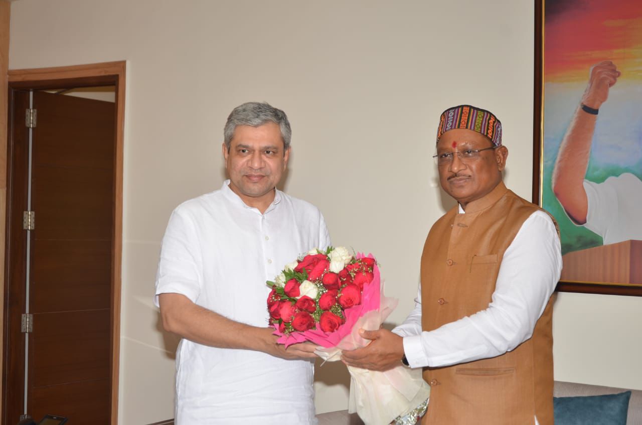 रायपुर : छत्तीसगढ़ की चार प्रमुख रेल परियोजनाएं जल्द होगी शुरू ; मुख्यमंत्री साय ने केंद्रीय रेल मंत्री से रेल परियोजनाओं जल्द शुरू करने किया आग्रह…