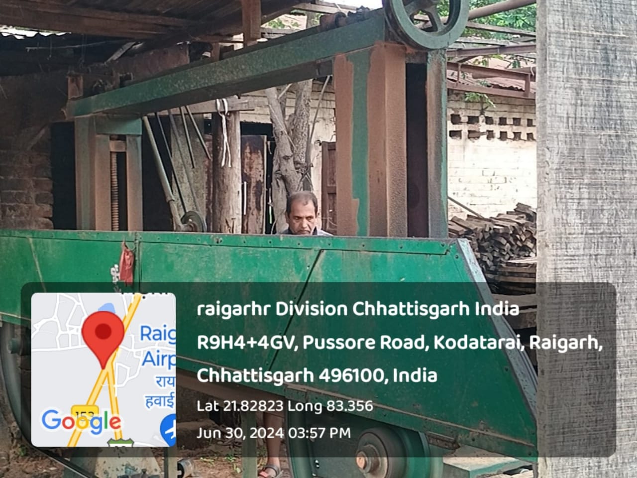 रायगढ़ : महाबीर सॉ मिल संचालक कि मनमानी चरम पर आखिर वन विभाग मेहरबान क्यों… बिना लायसेंस के चल रहे आरामिल?…