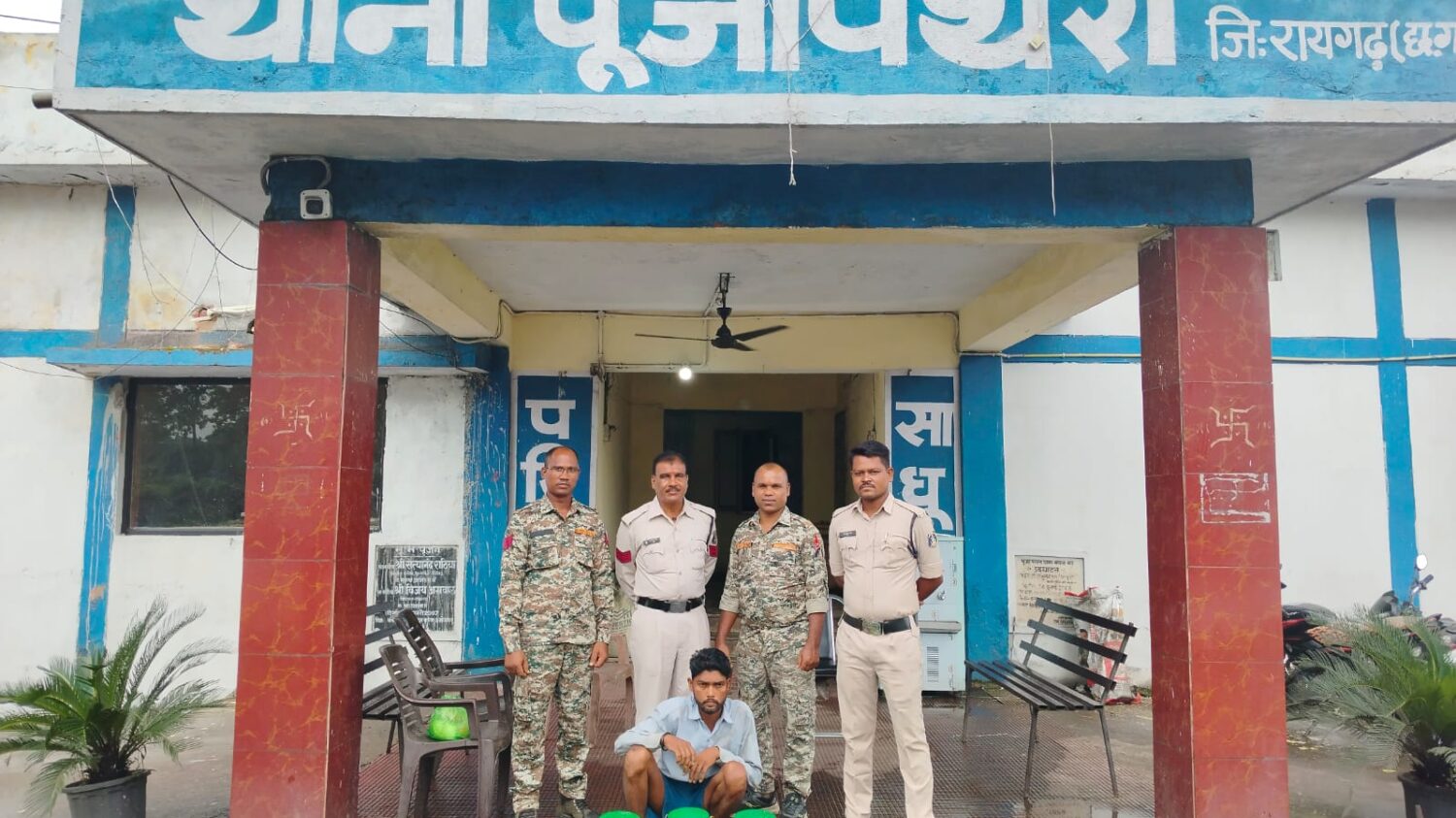 रायगढ़ : पूंजीपथरा पुलिस की शराब रेड कार्रवाई में अवैध शराब के कारोबार में संलिप्त दो आरोपी पकड़ाये, आरोपियों से 105 लीटर महुआ शराब जब्त