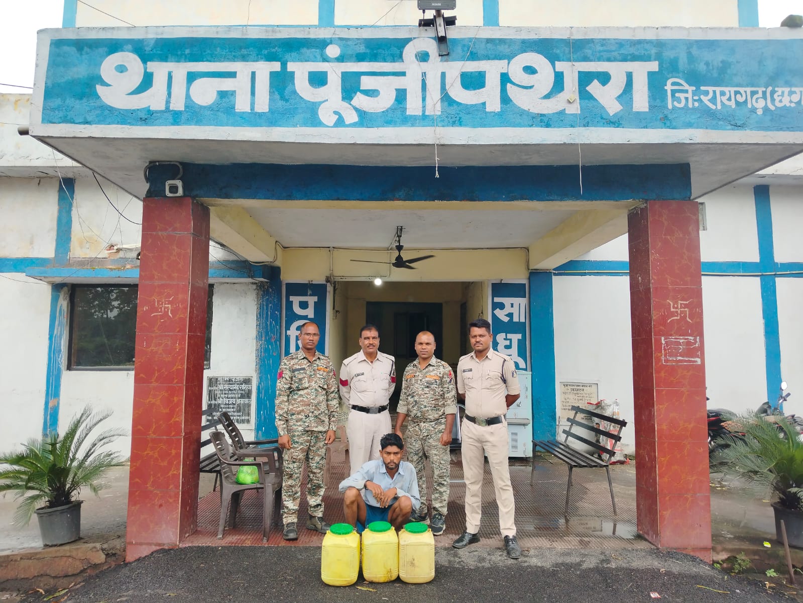रायगढ़ : पूंजीपथरा पुलिस की शराब रेड कार्रवाई में अवैध शराब के कारोबार में संलिप्त दो आरोपी पकड़ाये, आरोपियों से 105 लीटर महुआ शराब जब्त