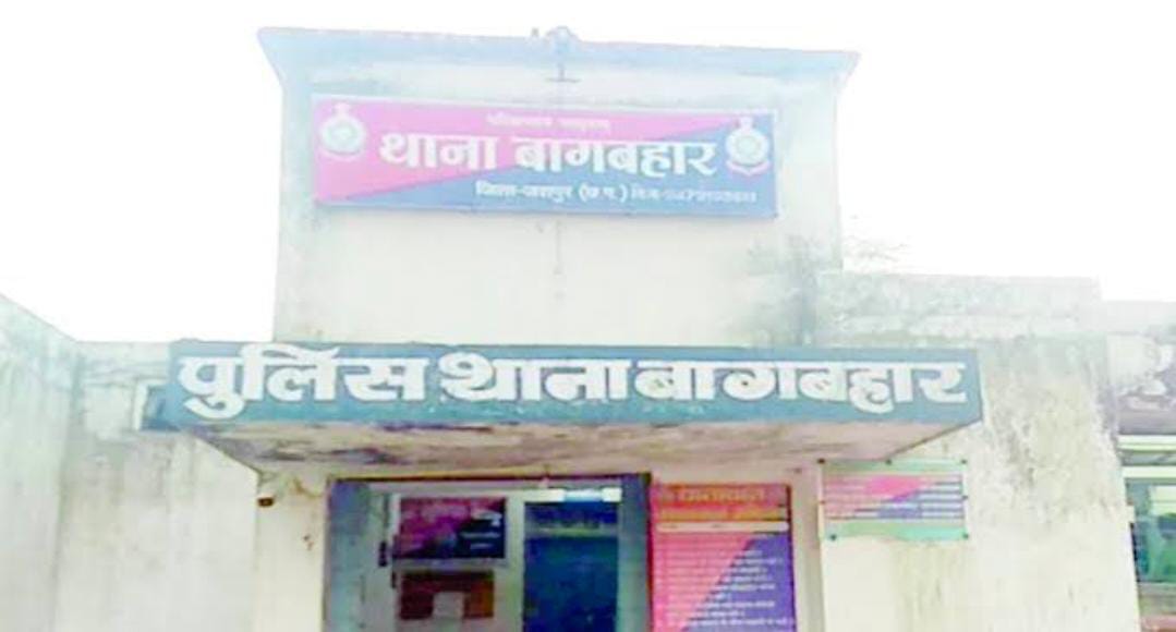 जशपुर पुलिस की कार्यवाही हुई ठप खुलेआम गांव में बेखौफ घूम रहा आरोपी शक्स
