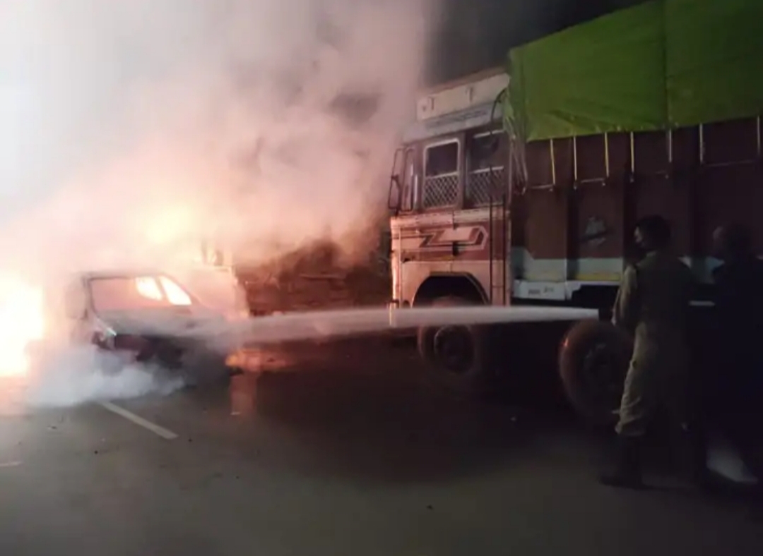 दुर्ग : चलती कार में लगी भीषण आग ; ओवरहीटिंग की आशंका…