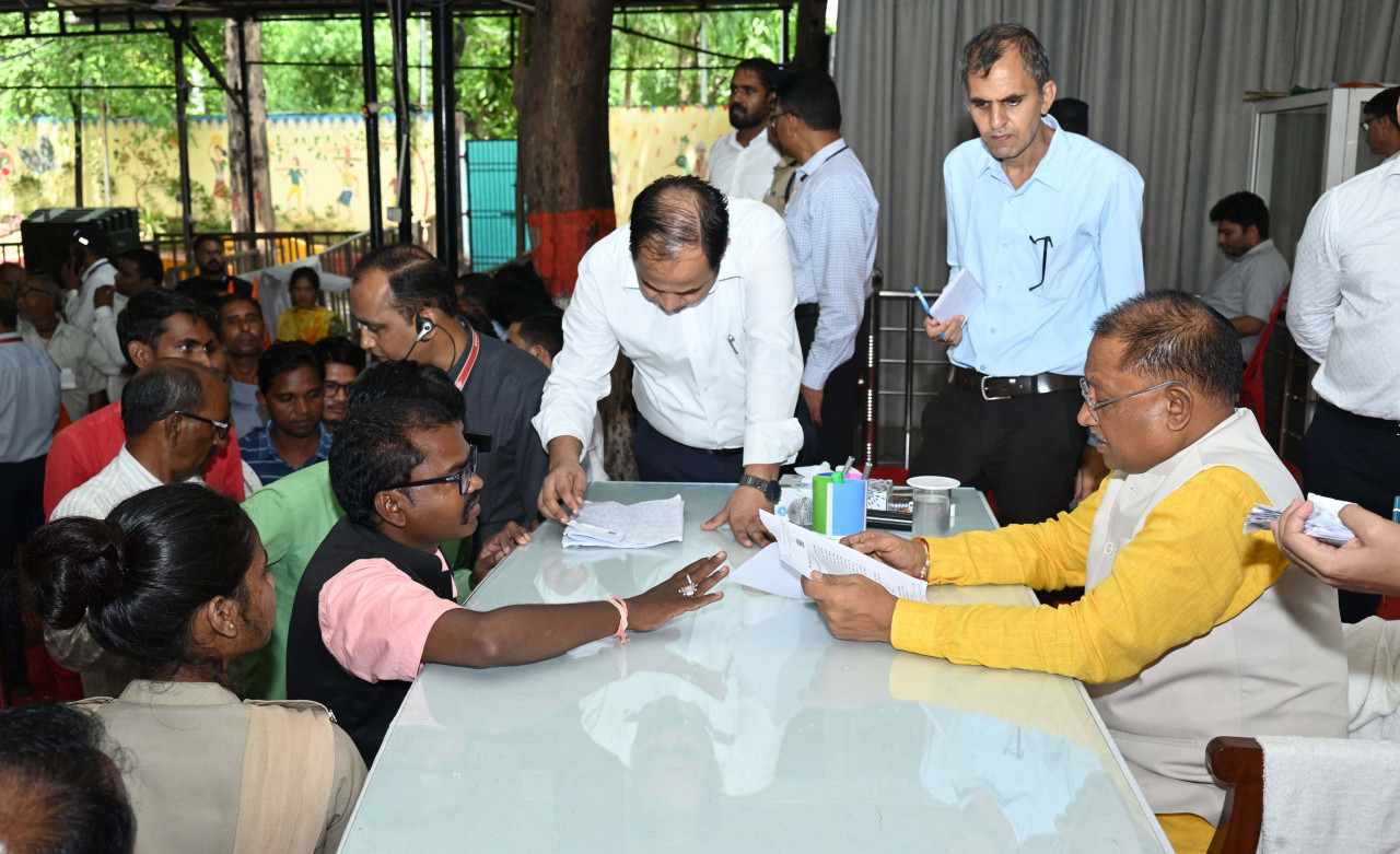 रायपुर : जनदर्शन में किसानों ने की शिकायत, केमिकल प्लांट से निकल रहा विषैला पानी…
