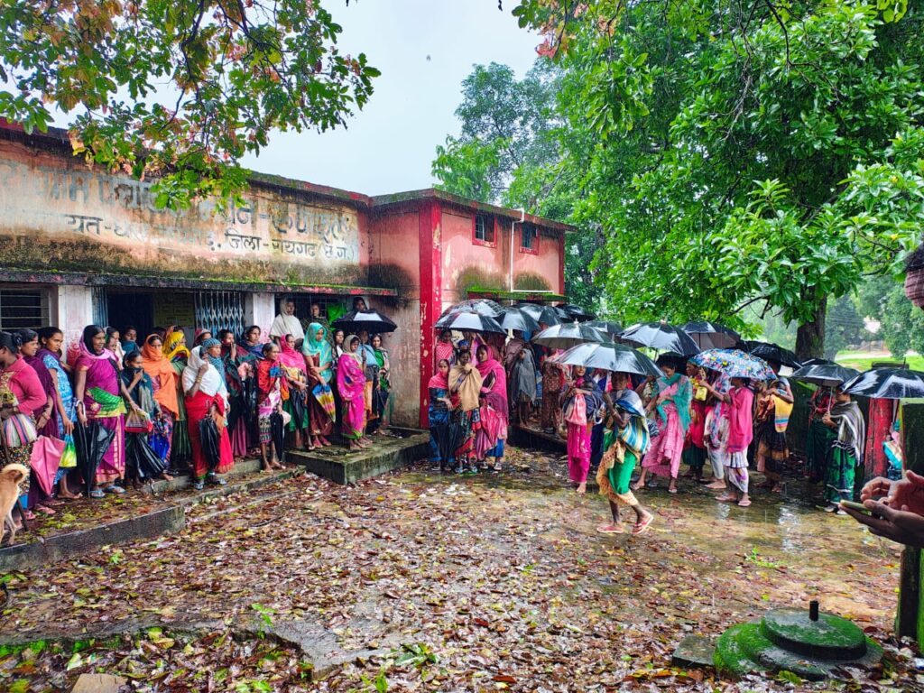 धरमजयगढ़ : भरी बारिस घंटों इंतजार करते रहे ग्रामीण, पीडीएस मामले में जांच करने नहीं पहुंचे जांच टीम के अधिकारी…दोषी कौन??…