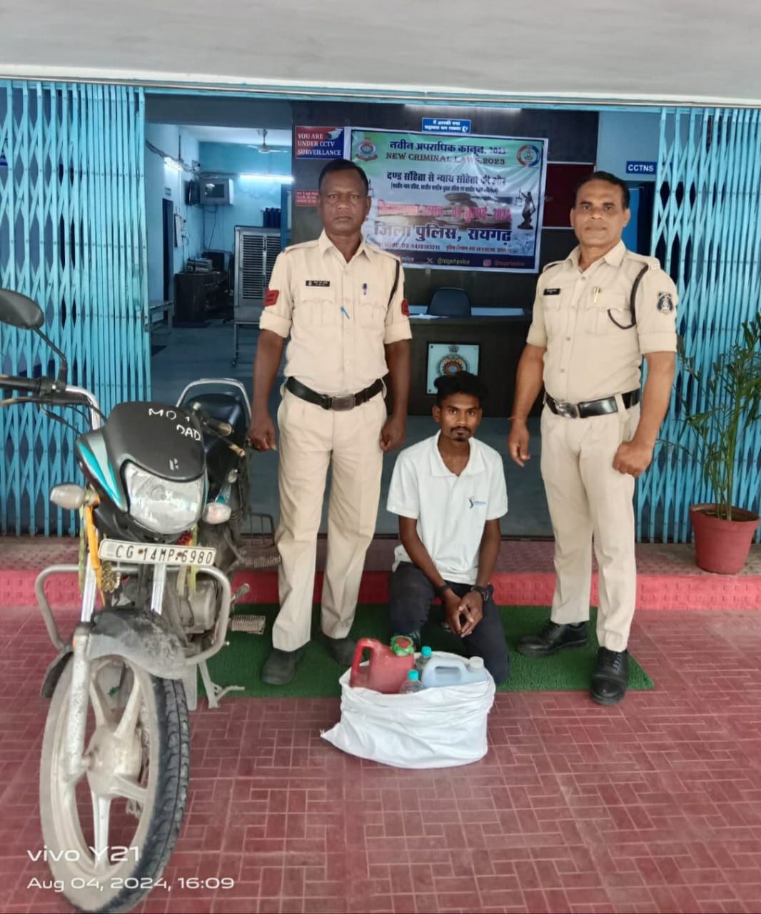 रायगढ़ : बाइक पर शराब तस्करी कर रहा युवक गिरफ्तार, आरोपी से 12 लीटर महुआ शराब और बाइक की जब्ती…