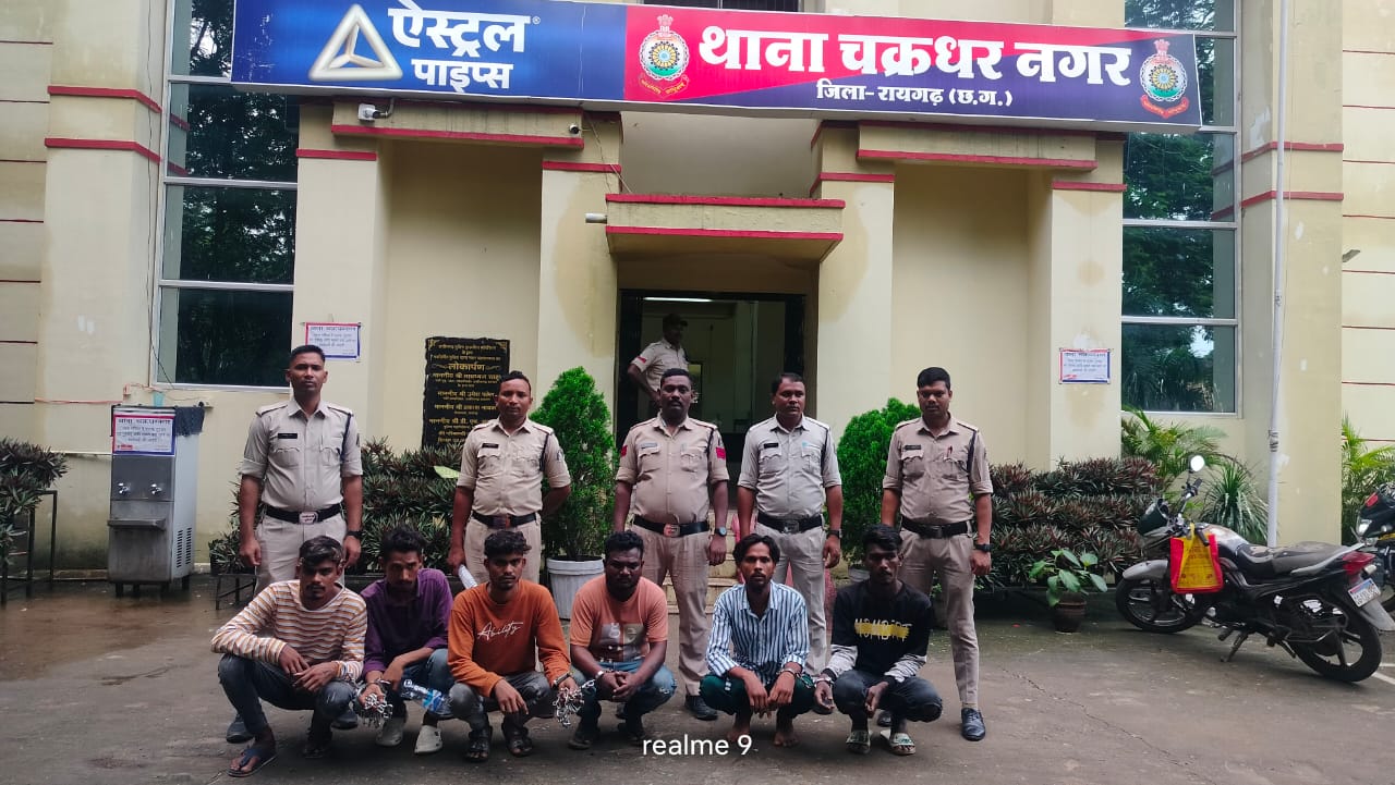 रायगढ़ : 6 युवकों के बीच झड़प, पुलिस के हस्तक्षेप पर नहीं रुके तो पुलिस हिरासत में लेकर उठा लायी थाने….