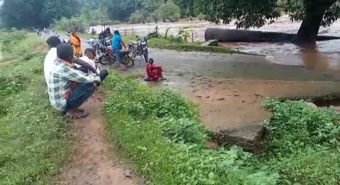 धरमजयगढ़ : बारिश का कोहराम और पुलिया के उपर बहता पानी , वर्षों से विकास की राह जोह रहे ग्रामीणों की ओर ध्यान देने वाला अब तक कोई नहीं?…