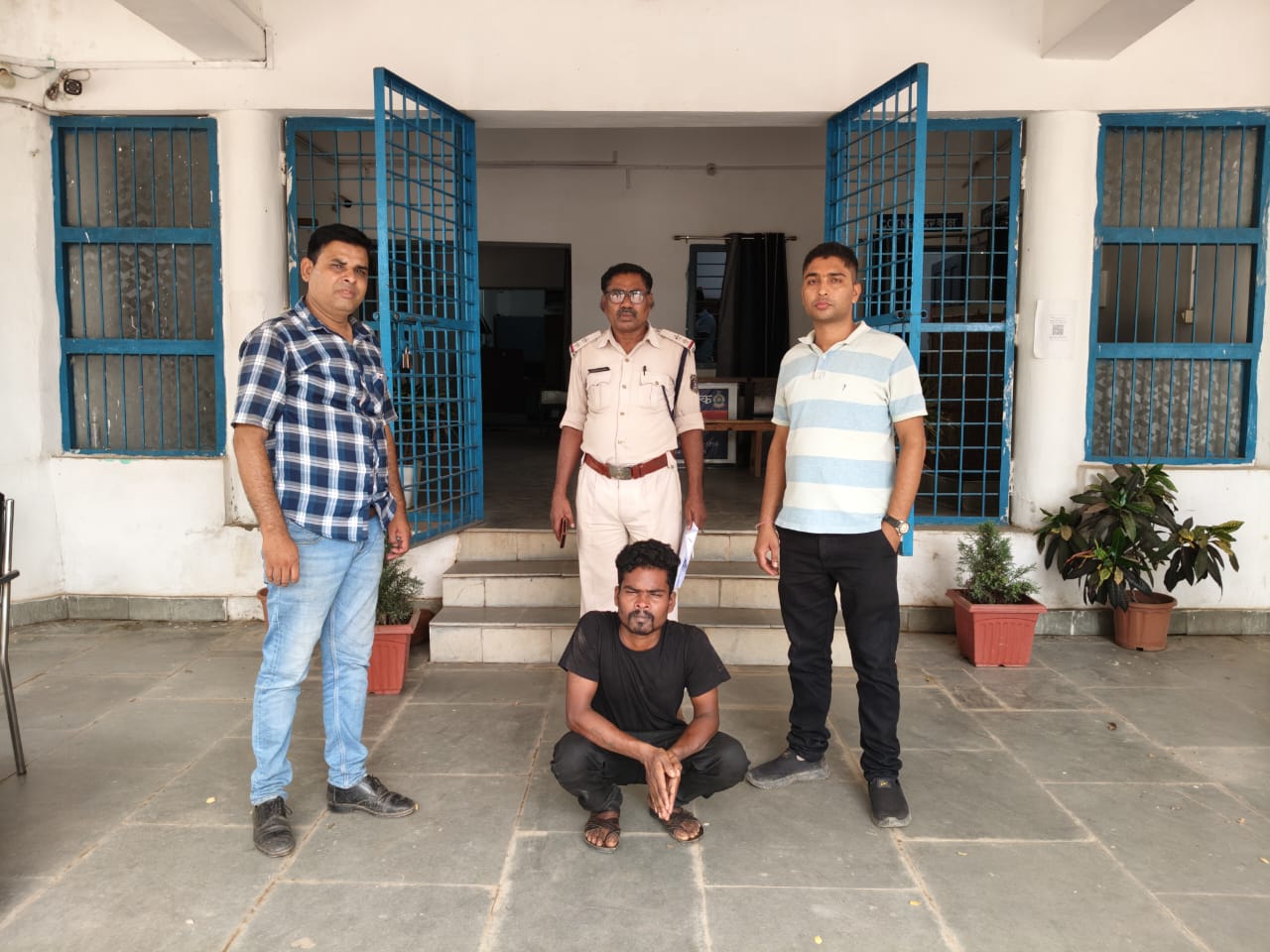 रायगढ़ : पुसौर पुलिस ने ट्रक से बैटरी चोरी का मामला सुलझा, पुलिस की सक्रियता से आरोपी गिरफ्तार, 02 एक्साइड बैटरी बरामद…