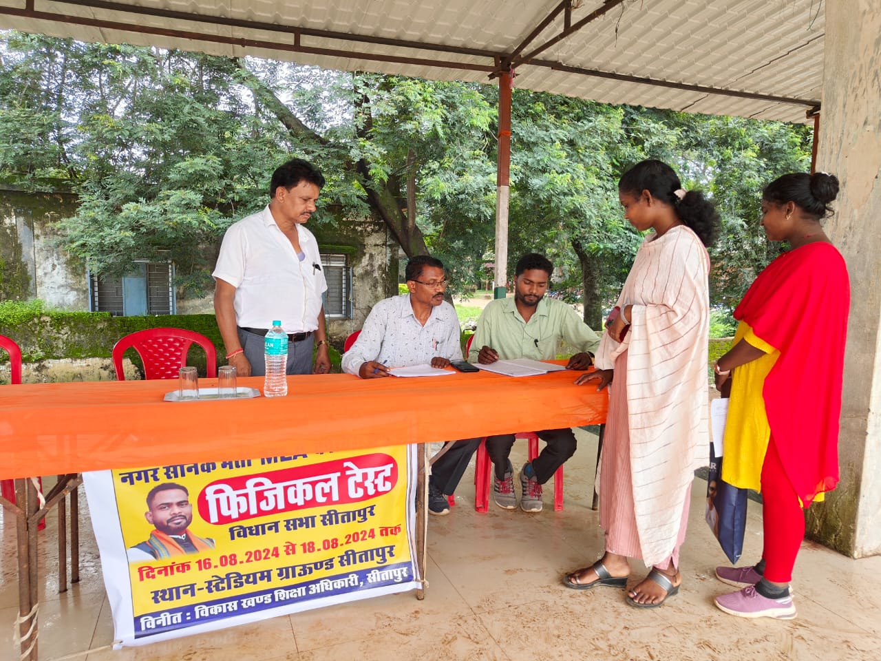 क्षेत्र के बेरोजगार युवाओं को प्रतियोगी परीक्षाओं के लिए तैयार करा रहे सीतापुर विधायक,,