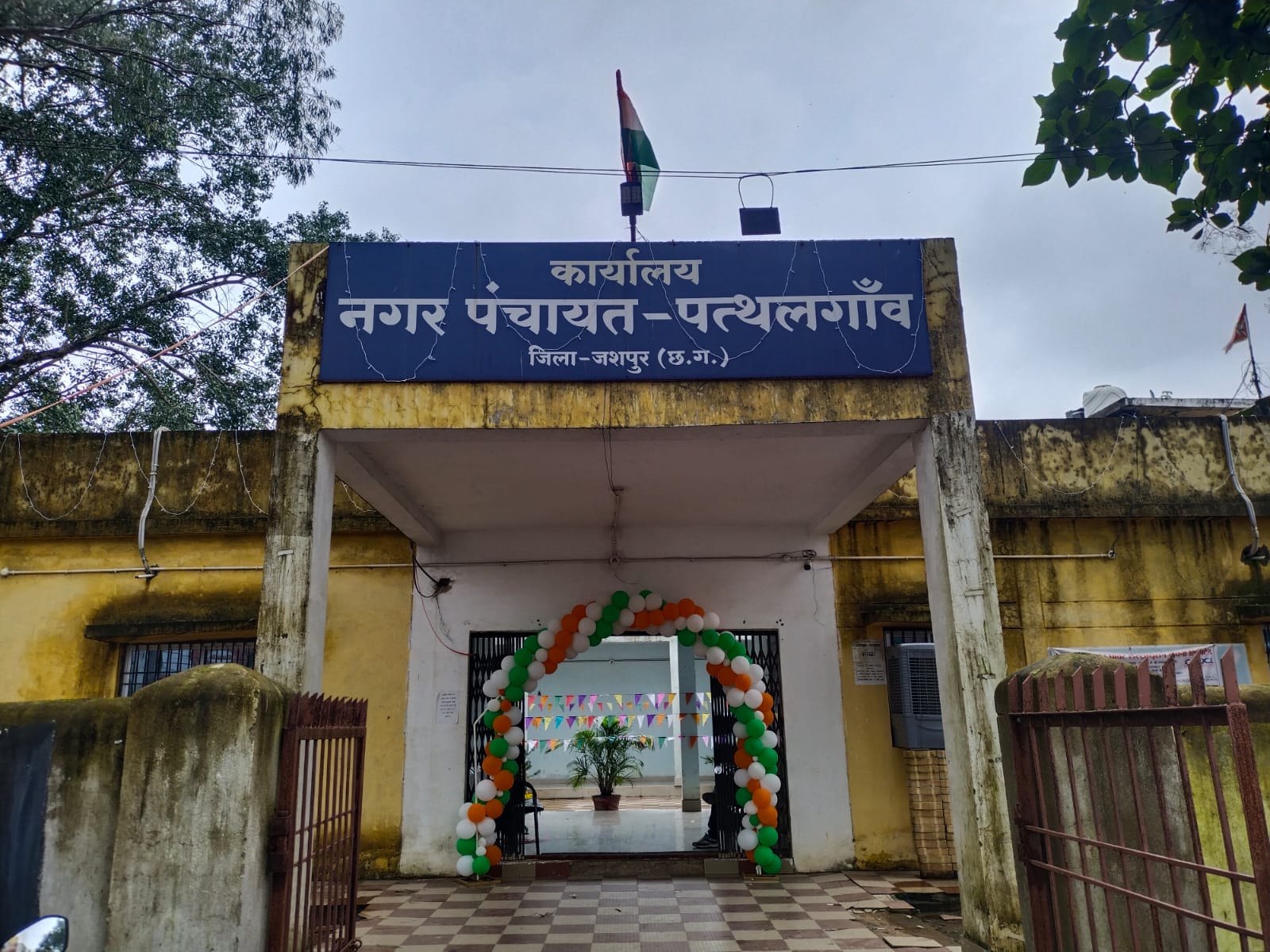 बस स्टैंड में प्रतीक्षालय का बुरा हाल…