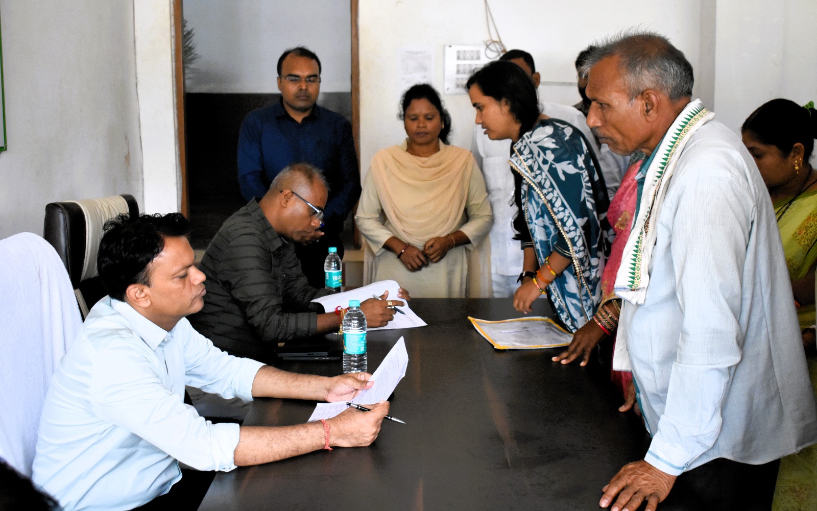 कलेक्टर ने जनदर्शन में पहुँचे लोगों के मांगों एवं समस्याओं का समुचित निराकरण सुनिश्चित करने के दिए निर्देश
