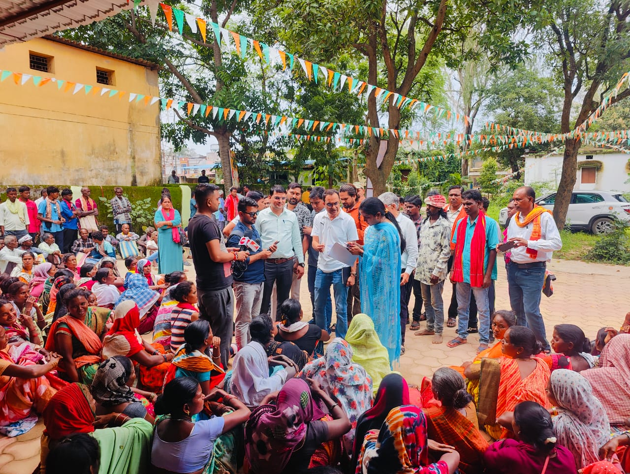 पांच महीने से राशन नही मिलने की शिकायत लेकर 300 महिलाएं पहुंची विधायक कार्यालय…