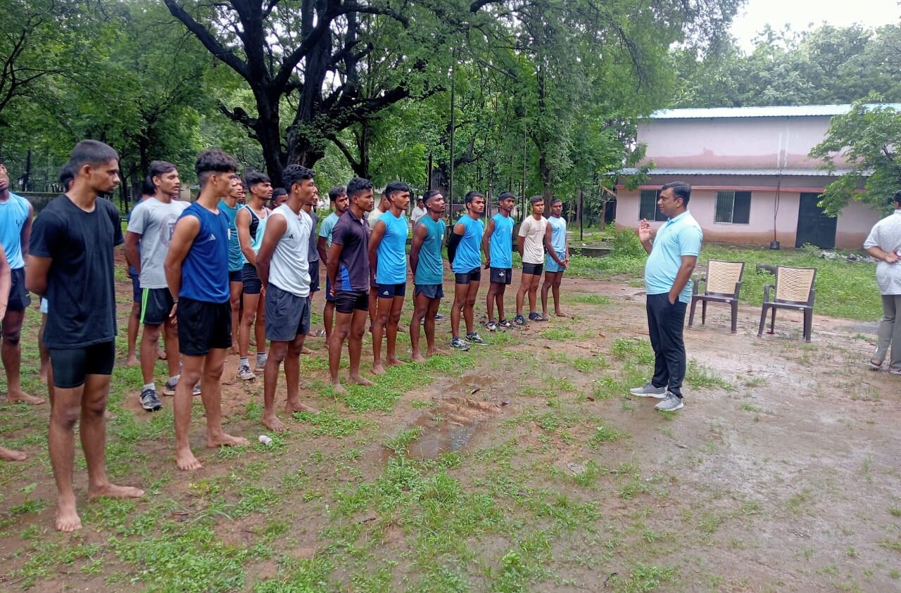 सफलता के मंत्र : रायगढ़ पुलिस अधीक्षक दिव्यांग पटेल ने अग्निवीर अभ्यर्थियों की ट्रेनिंग का किया निरीक्षण, सर्वोत्तम प्रदर्शन के लिए किया प्रेरित…
