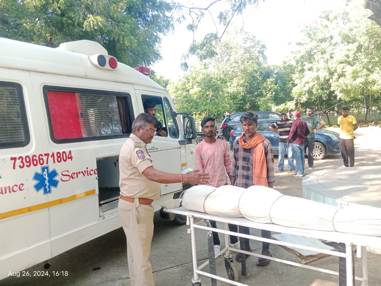 पार्थिव देह सड़क मार्ग से एम्बुलेंस द्वारा हैदराबाद से ग्राम कोकियाखार पहुंचा।