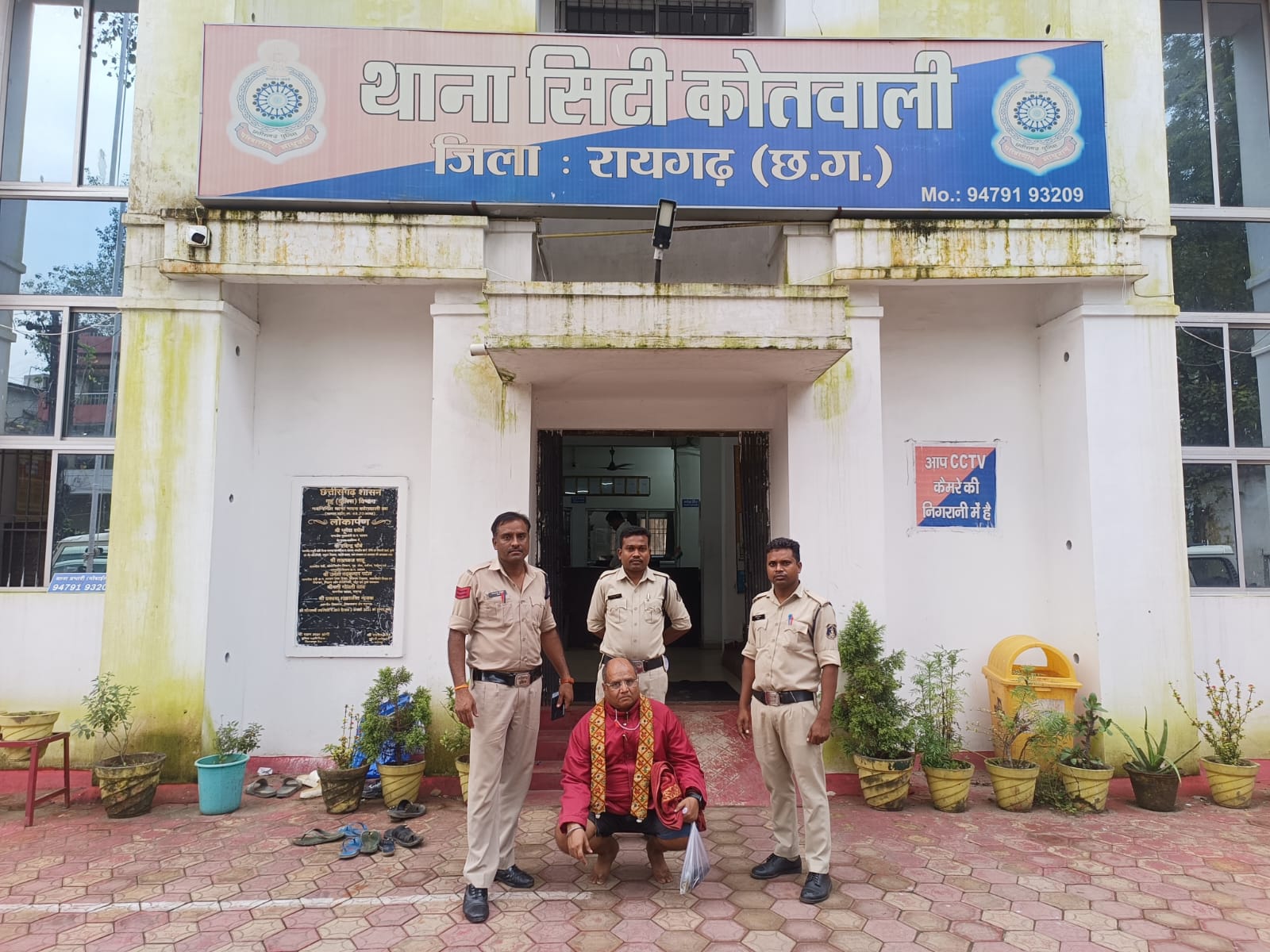 रायगढ़ : दरवाजा खटखटाने के मामूली विवाद पर धारदार हथियार से युवक पर हमला, कोतवाली पुलिस ने आर्म्स एक्ट और सुसंगत धाराओं पर की कार्रवाई…