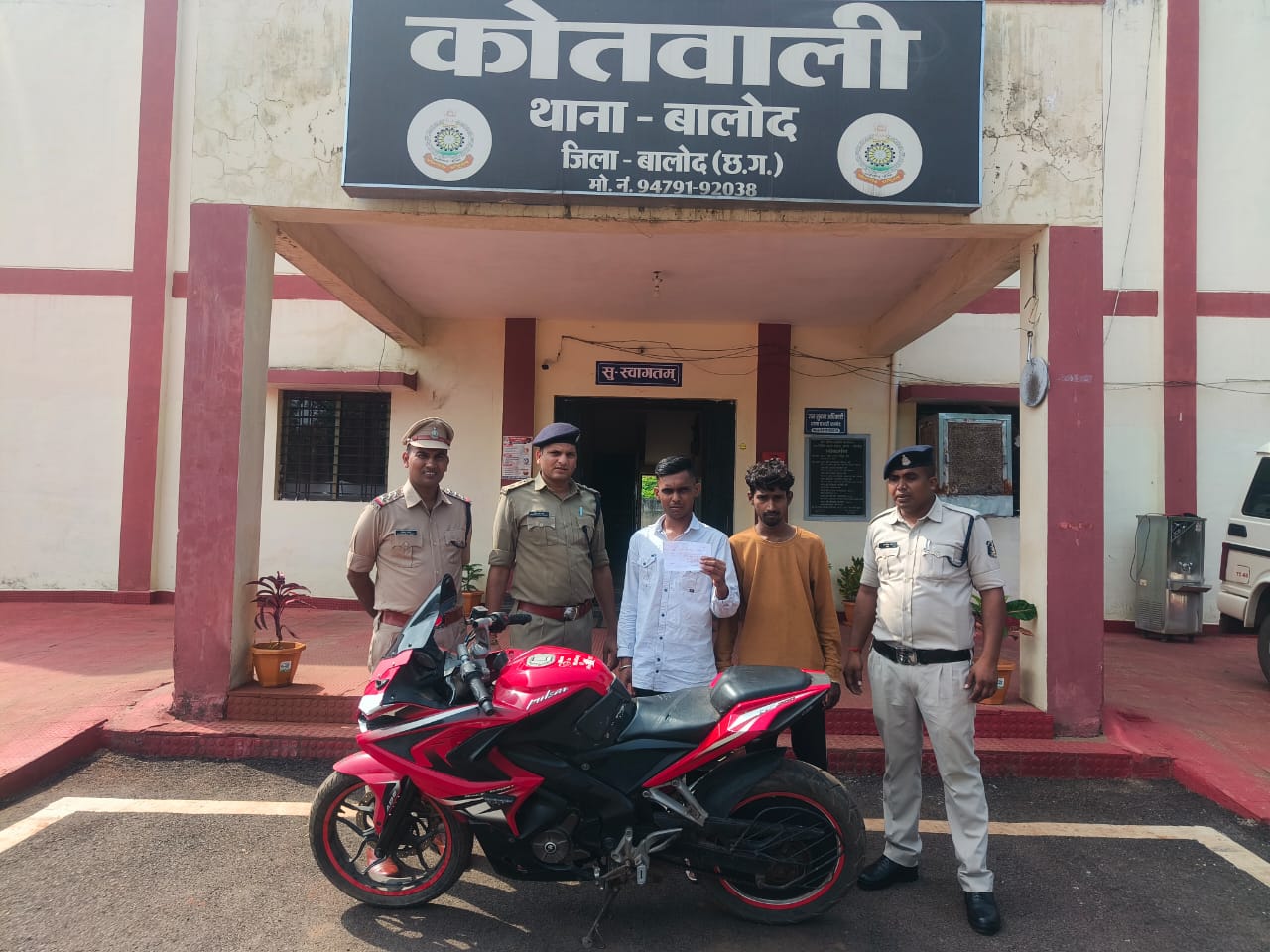 खतरनाक ढंग से स्पीड बाईक चलाना पड़ा महंगा