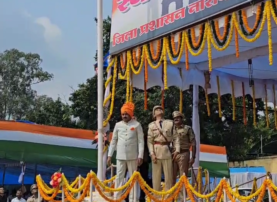 नारायणपुर : सांसद राजा देवेन्द्र प्रताप सिंह ने किया ध्वजारोहण और ली परेड की सलामी ; शहीद परीवार के परिजनों को मुख्य अतिथि ने शॉल और श्रीफल भेंटकर किया सम्मानित…
