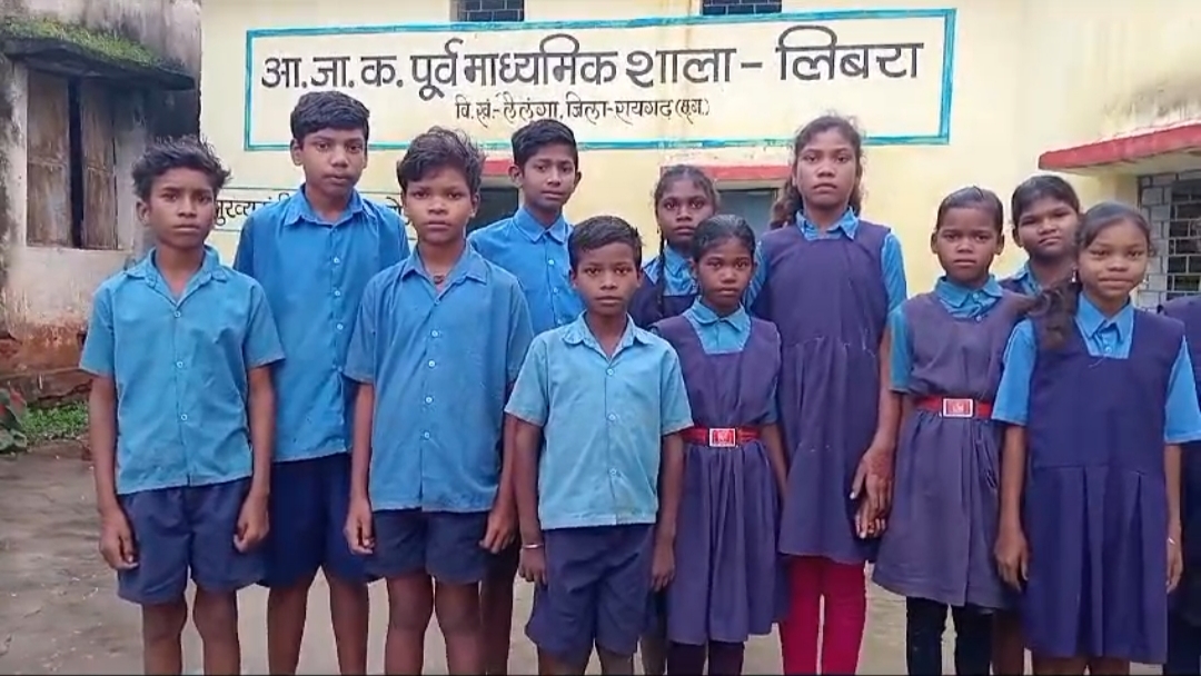 लैलूंगा : शिक्षा के मंदिर के छात्र-छात्राओं का भविष्य शराबी शिक्षक के हाथों में..