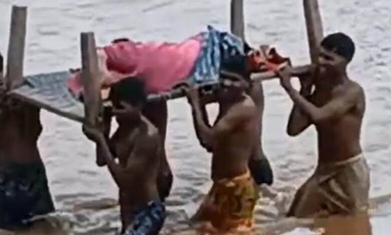 बीजापुर : आज भी चारपाई के भरोसे जीवन जीते बीजापुर के लोग ; गर्भवती को लेकर उफनती नदी से अस्पताल जाने को आज भी लोग विवस…