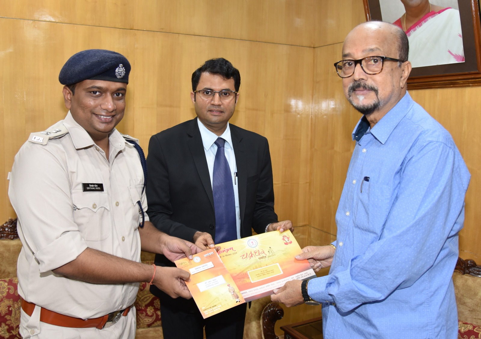 राज्यपाल श्री रमेन डेका को चक्रधर समारोह का न्योता देने राजभवन पहुंचे रायगढ़ कलेक्टर व पुलिस अधीक्षक…