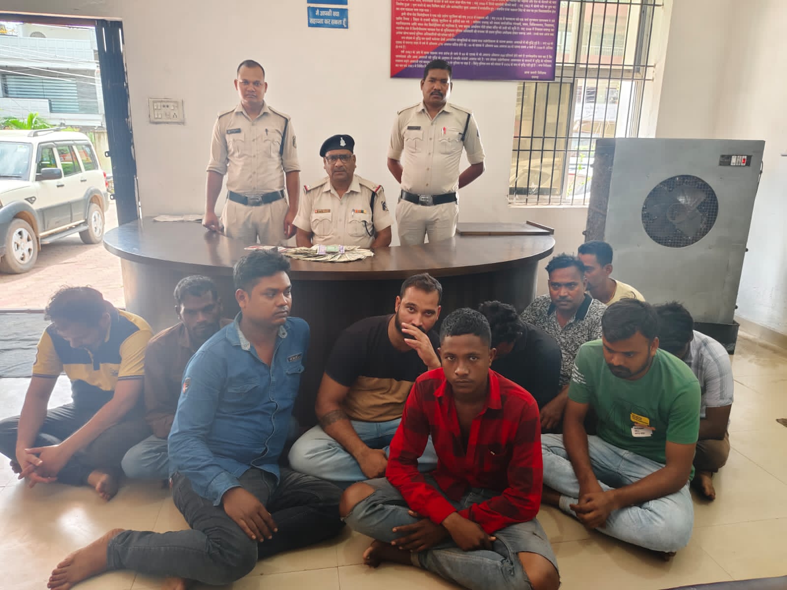 रायगढ़ : कोतवाली पुलिस की जुआ रेड कार्रवाई: 52 पत्ती ताश के साथ 10 जुआरी गिरफ्तार, ₹54,250 नकद बरामद…