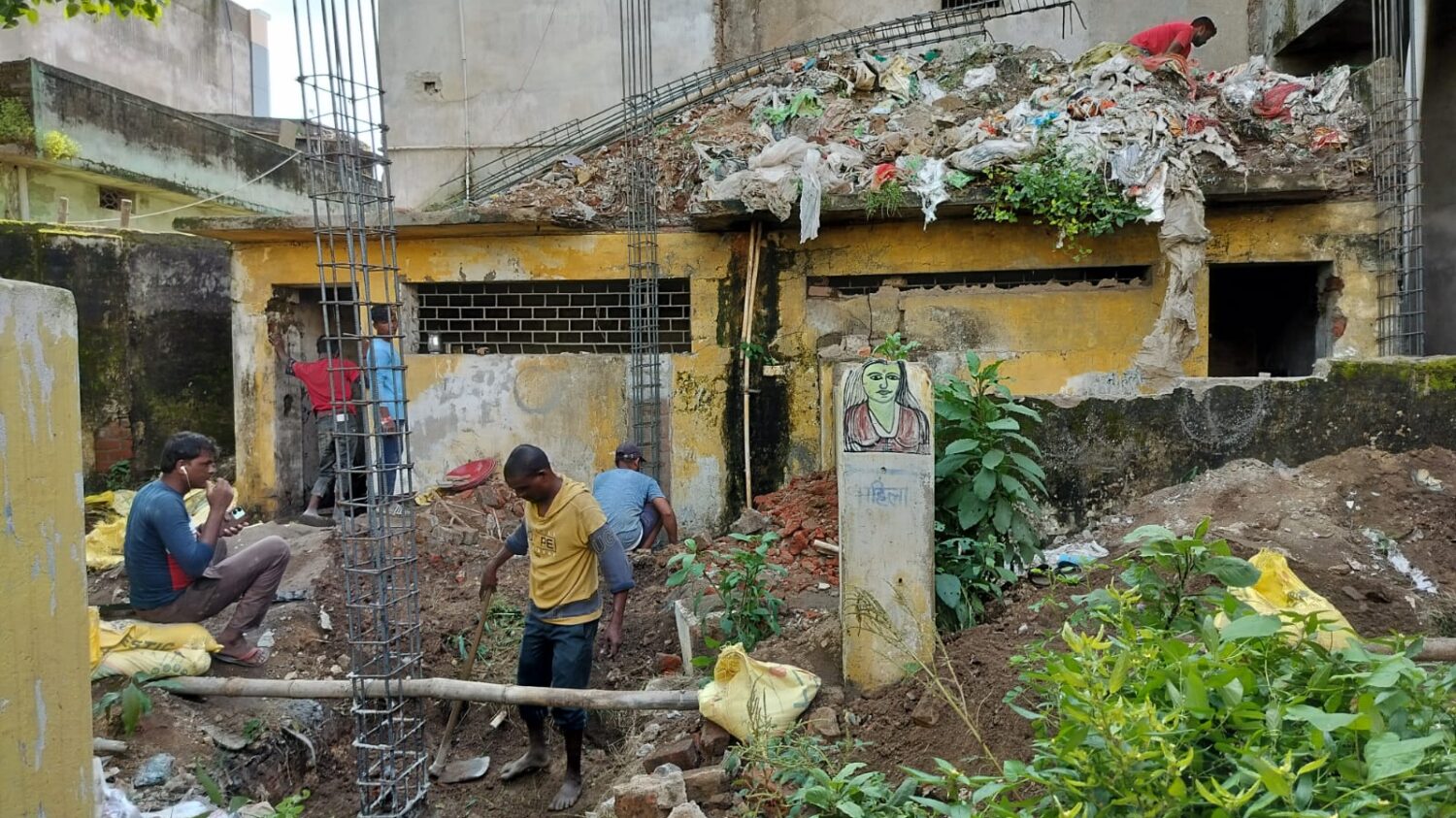 करोड़ों की जमीन पर खुलेआम होती अतिक्रमण मामला जनपद पंचायत पत्थलगांव का है