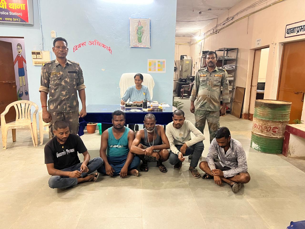 धरमजयगढ़ : पुलिस की जुआ फड पर छापेमारी, 52 परियों से इश्क लड़ाते 5 आरोपी गिरफ्तार…