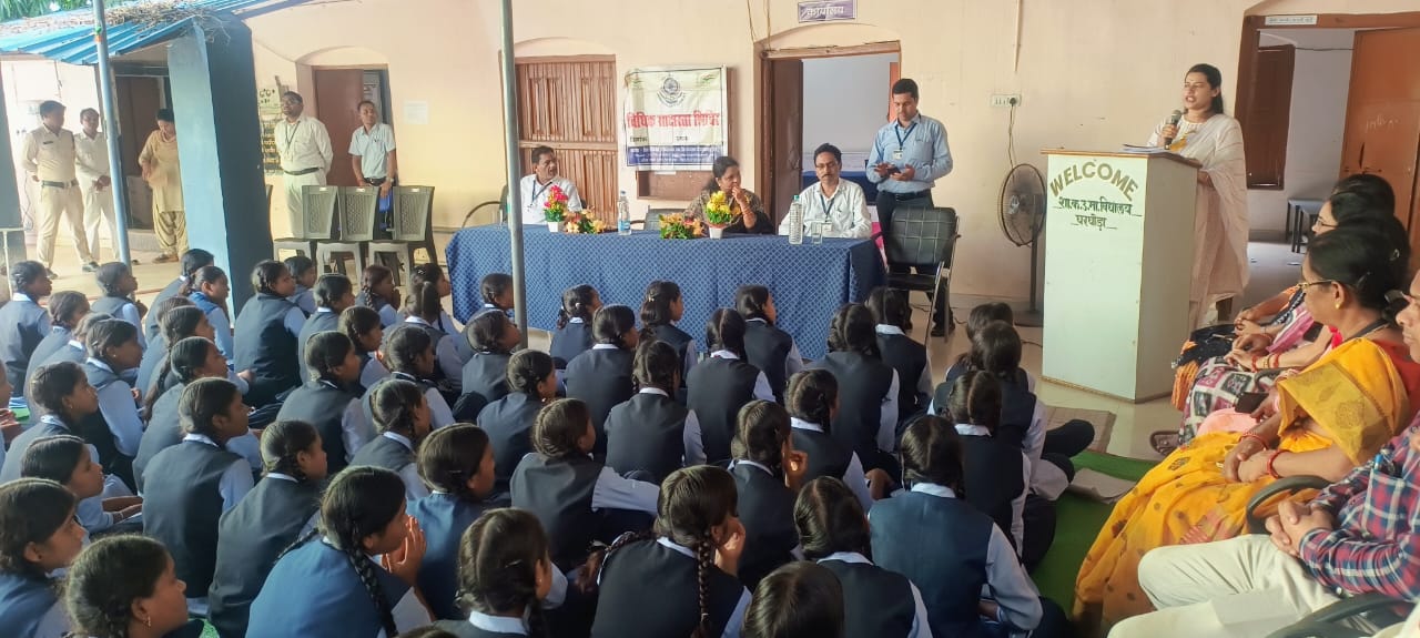 घरघोड़ा : न्यायाधीशों ने दी स्कूल में कानूनी शिक्षा ; निबंध और बाद विवाद प्रतियोगिता हुए आयोजित…