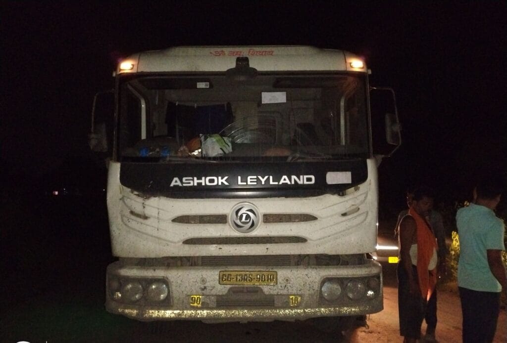 तमनार : स्थानीय प्रशासन के लापरवाह रवैये से देवगढ़ मार्ग भी हो सकती है बर्बाद ; ग्रामीणों ने दी आर्थिक नाकेबंदी की चेतावनी…