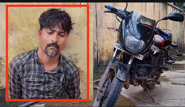 डौंडी थाने में चोरी का आरोपी और उसकी मोटर साइकिल 