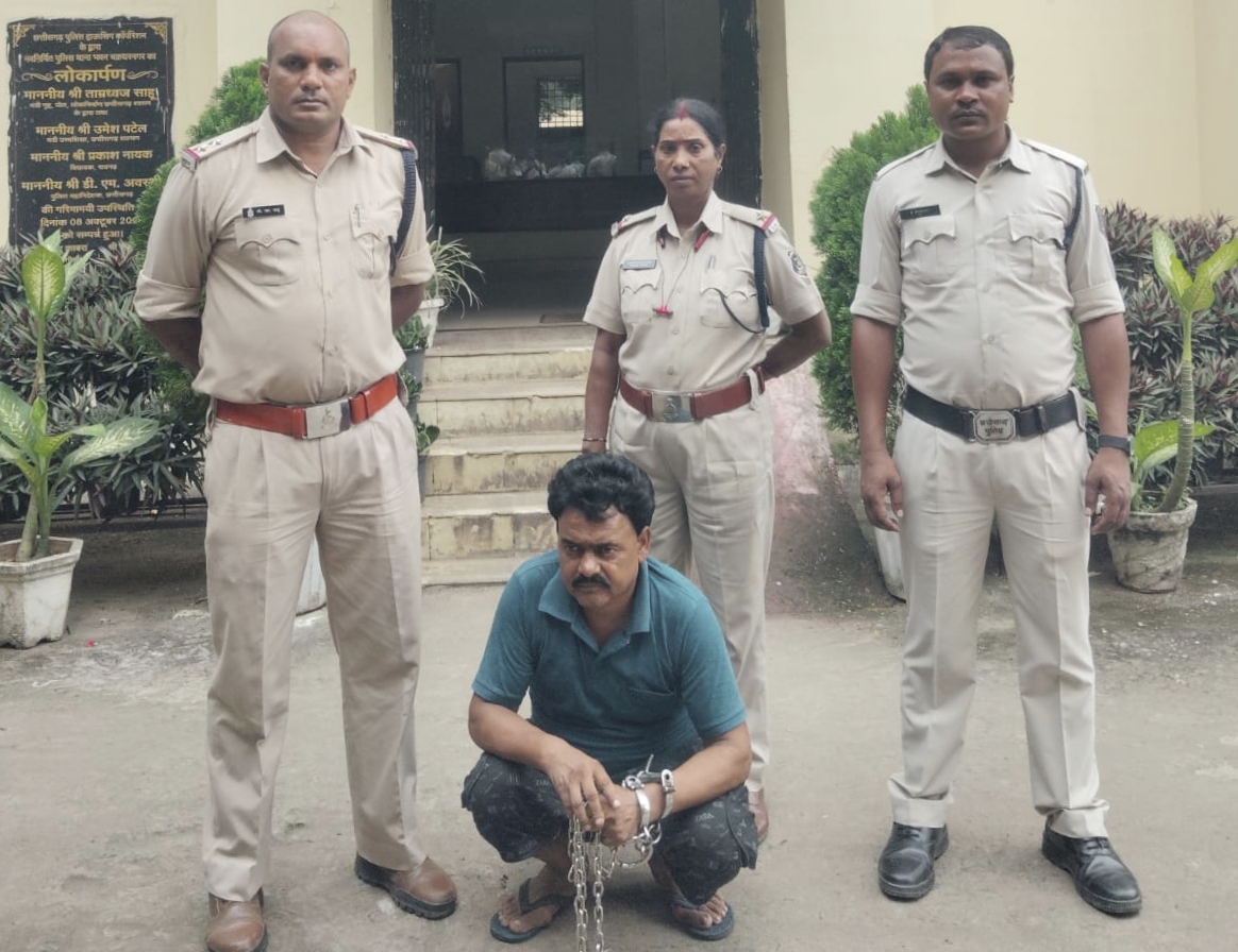 हवसी अधेड़ : नाबालिक किशोरी के घर से निकलते ही कर दिया कांड और फिर दे डाली घमकी ; अब गिरफ्तार…