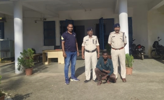 रायगढ़ : पुसौर पुलिस ने दुष्कर्म के फरार आरोपी को बसना महासमुंद में दबिश देकर किया गिरफ्तार, भेजा न्यायिक रिमांड पर…